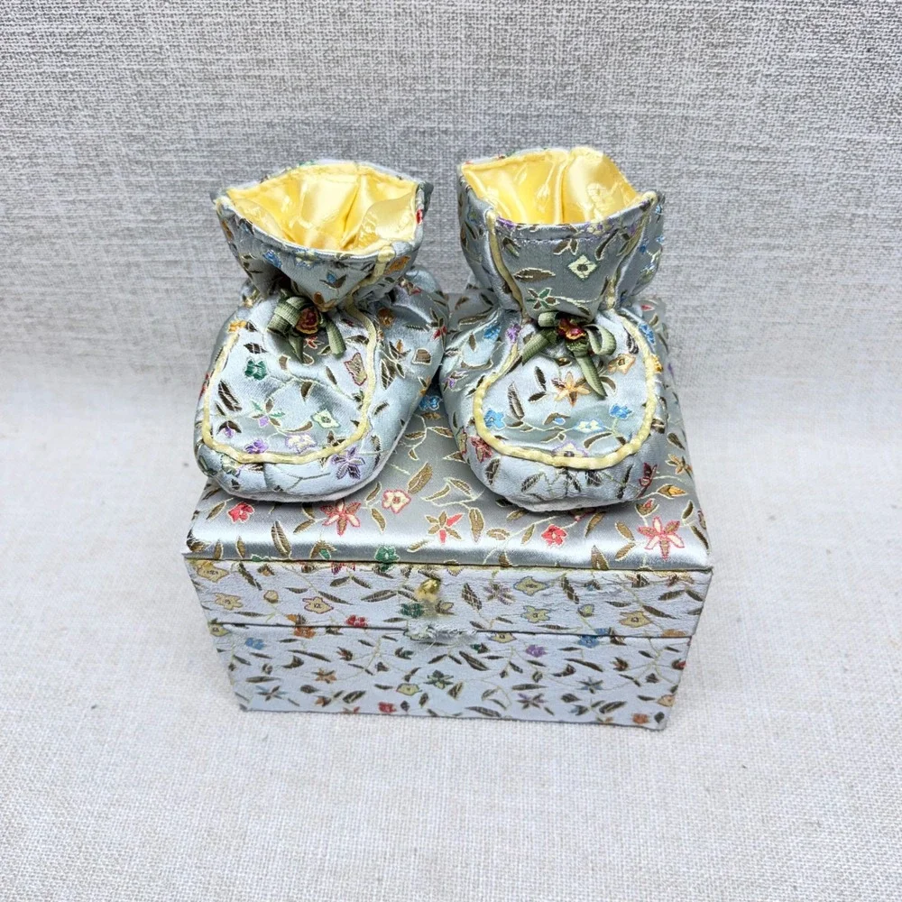 CicciaBella Baby‎ Blue Floral Brocade Booties with Keepsake Box Excellent